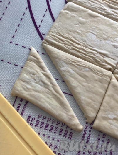 У меня было 2 пласта теста. Разрезать каждый пласт в длину. Из 2 пластов теста у нас получатся 4 длинных полоски. Каждую полоску разрезать на 3 одинаковых прямоугольника. В результате из 4 полосок теста у нас получатся 12 одинаковых прямоугольников. Каждый прямоугольник разрезать по диагонали на треугольники. Всего у нас будет 24 треугольника.