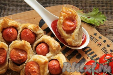 Аппетитные, приятно похрустывающие слоёные мини-пирожки с сосиской легко отделяются друг от друга. Подавать эту вкусную выпечку можно с любимым соусом (например, с томатным).
