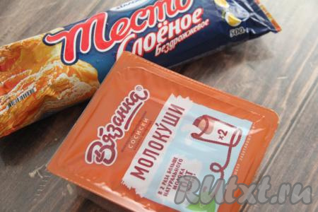 Слоёное тесто для этого рецепта подойдёт и бездрожжевое, и дрожжевое. Тесто разморозить при комнатной температуре. Сосиски очистить от слюды. Разрезать каждую очищенную сосиску на три равные части.