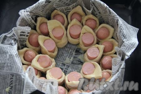 Сырое яйцо размешать вилкой. Смазать тесто взбитым яйцом.