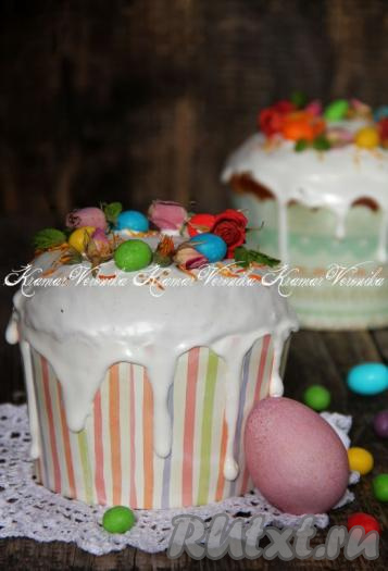 Достать готовые куличи из духовки, остудить, покрыть глазурью (я покрыла покупной сахарной глазурью) и сразу, пока глазурь не застыла, украсить посыпкой или пасхальным украшением.