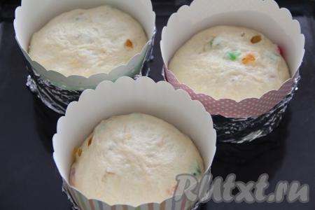 Обмять тесто и разделить на части. Выложить тесто в бумажные формы для выпечки куличей, заполняя их на 2/3 объёма. У меня получилось 3 кулича размером больше среднего.