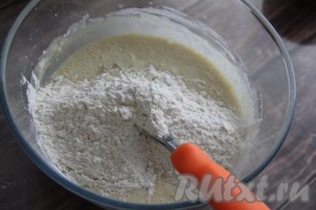 Всыпать частями просеянную муку, каждый раз хорошо вмешивая её в тесто.