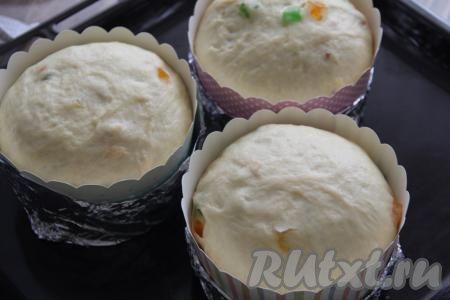 Оставить тесто в формах на 1 час в тепле. Тесто хорошо поднимется. Переставить формы с тестом на противень и отправить в разогретую духовку.