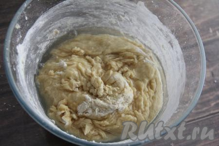 Перемешивать тесто сначала венчиком. Когда тесто станет достаточно густым, добавляя муку, перемешивать его ложкой. Тесто должно получиться вязким.&nbsp;Влить растительное масло.