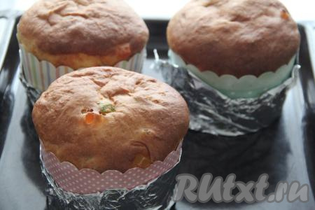 Выпекать шафрановые куличи минут 40 при температуре 180 градусов. Время выпекания зависит от размера куличей. Готовность проверить, проколов выпечку сухой деревянной шпажкой (если шпажка после прокалывания кулича останется сухой, без следов теста, значит выпечка готова).