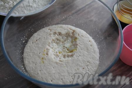 Отделить желтки от белков. Белки нам в рецепте не понадобятся, но из них можно сделать белковую глазурь для куличей. В миску с запенившейся опарой выложить желтки, всыпать оставшийся сахар, влить получившийся шафрановый настой и растопленное не горячее сливочное масло, перемешать массу венчиком.