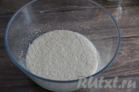 Шафран предварительно залить 2 столовыми ложками тёплой воды и оставить настояться минут на 30, затем процедить шафрановый настой. Замес теста начинаем с приготовления опары. Для этого молоко нужно подогреть примерно до 40 градусов, влить в достаточно глубокую миску, добавить сухие дрожжи, 1 столовую ложку сахара от общей массы и 2 столовых ложки муки тоже от общей массы, перемешать опару венчиком и оставить в тёплом месте на 20 минут. По истечении этого времени на поверхности опары появится пышная шапочка.