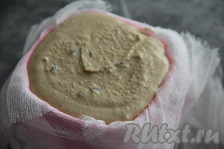 Застелить форму для пасхи марлей, сложенной в два слоя. Края марли должны свисать с краёв формы для пасхи. В застеленную форму выложить творожную массу, затем накрыть её сверху свисающими краями марли. Форму поставить на тарелку, застеленную бумажным полотенцем, сложенным в несколько слоёв (или несколькими бумажными салфетками). Бумажное полотенце (или салфетки) будет впитывать влагу, которая будет выделяться из творожной массы. Поверх творожной массы, закрытой марлей, поставить блюдце, на которое поставить небольшой гнёт (например, банку с водой). Отправить получившуюся конструкцию в холодильник часов на 10-12. Периодически желательно менять полотенце (или салфетки).