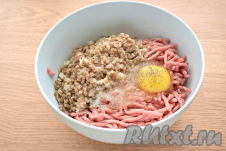 Лук очищаем и нарезаем мелко. В объёмной миске смешиваем варёную гречку с нарезанным луком, добавляем фарш и сырое куриное яйцо, солим, сдабриваем молотым чёрным перцем или вашими любимыми специями для мяса.