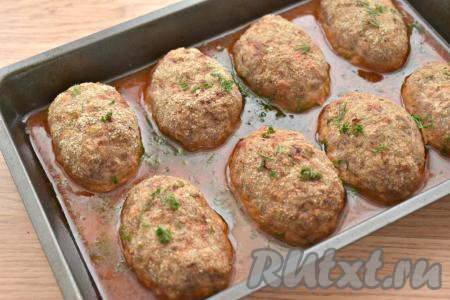 Отправляем форму с гречаниками в соусе обратно в духовку. Даём им потомиться ещё 15 минут при той же температуре. Перед подачей посыпаем их измельчённой зеленью.