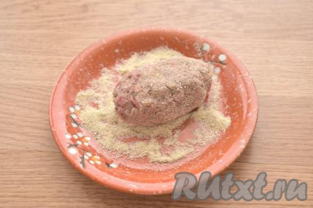 Заготовки гречаников обваливаем в панировочных сухарях (или в муке).