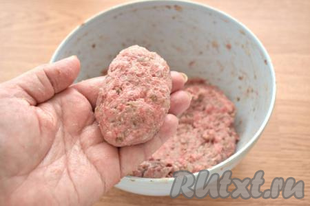 ​​​​​​Перемешиваем получившийся фарш и формируем небольшие котлетки. Гречаники должны быть слегка вытянутыми по форме.