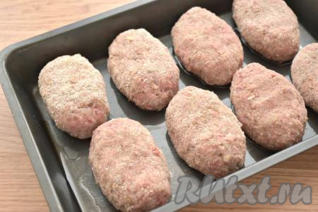 Затем помещаем гречаники в глубокую форму для запекания, которую предварительно нужно смазать растительным маслом. Нагреваем духовку до 200 градусов и отправляем форму на 30 минут в духовку.