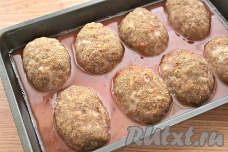 Пока гречаники в духовке, приготовим томатный соус, для этого в отдельную ёмкость нужно выложить томатную пасту, влить 200 миллилитров тёплой кипячёной воды, перемешать, подсолить по вкусу. Когда гречаники станут слегка подрумяненными, добавляем в форму подготовленный томатный соус