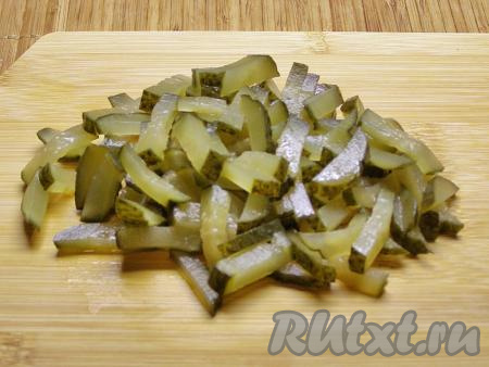 Солёные (или маринованные) огурцы нарезаем брусочками. На тёрке огурцы лучше не натирать, так как они дадут много сока.