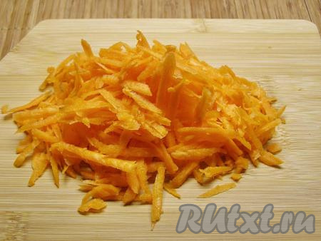 Натираем очищенную морковь на крупной тёрке.
