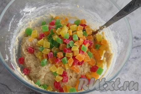 Всыпать цукаты и подмешать их в тесто.&nbsp;