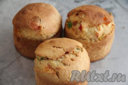 Выпекать куличи, замешанные на ряженке, в разогретой духовке минут 40 при температуре 180 градусов. Продолжительность выпечки куличей зависит от их размеров. Готовность можно проверить, проколов выпечку сверху сухой деревянной шпажкой (при прокалывании готового кулича шпажка останется сухой, без следов теста). Готовые куличи достать из духовки, полностью остудить их. Перед оформлением куличей я сняла бумажные формы.