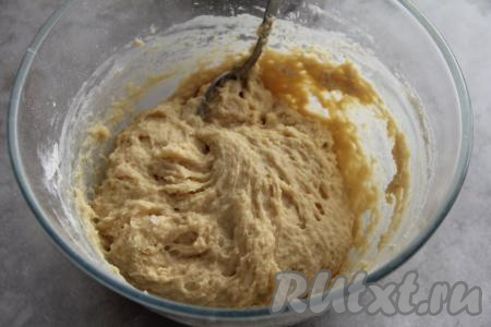 А затем, продолжая постепенно добавлять муку, перемешивать тесто ложкой. Тесто должно получиться липким и вязким.