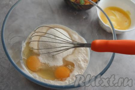 Добавить яйца и сахар, перемешать массу венчиком.
