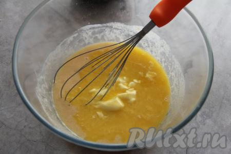 Растопить сливочное масло (растопленное масло должно быть тёплым, но не горячим), добавить в миску, перемешать.