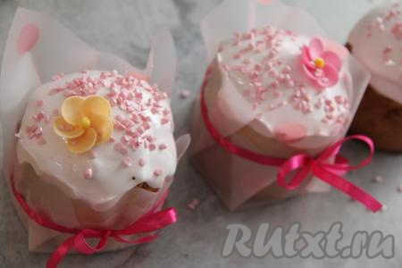 Я оформила пасхальные куличи, завернув их в оформительскую бумагу и покрыв сверху  глазурью (в этот раз я покрыла покупной сахарной глазурью) и посыпав кондитерской посыпкой.