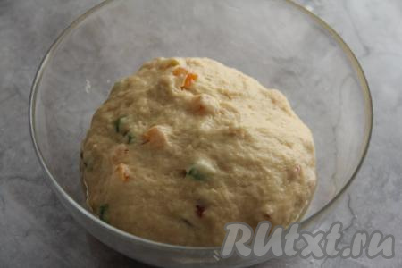 Смазать руки растительным маслом и вымесить тесто в течение 10 минут, добавляя, если необходимо, немного муки. Тесто должно получиться пластичным, мягким, не липнущим к рукам. Накрыть миску с тестом для кулича полотенцем и убрать в тёплое место на 1,5-2 часа (до увеличения в объёме раза в 2-3).