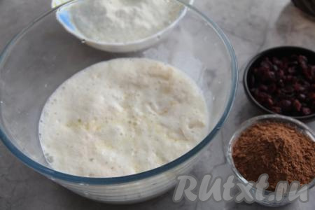 В глубокой миске соединить яйца, получившуюся опару, сахар и растопленное сливочное масло комнатной температуры, перемешать венчиком.