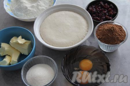 Подготовить продукты для приготовления шоколадного кулича с вяленой вишней. Прежде всего займёмся опарой, для этого в миску нужно влить молоко, заранее подогретое до 38-40 градусов, всыпать дрожжи, тщательно перемешать, добавить сахар и муку, снова перемешать. Оставить опару минут на 20 в тёплом месте. По истечении этого времени опара поднимется и запузырится.