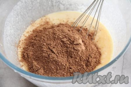 Всыпать просеянное какао и перемешать венчиком.