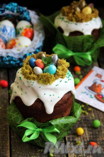 Готовые куличи полностью остудить, а затем украсить по желанию. Я покрыла куличи покупной сахарной глазурью и украсила бисквитными гнёздами с цветными конфетками, а также кондитерской посыпкой. Шоколадные куличи, приготовленные с добавлением вяленой вишни, получаются необыкновенно вкусными, воздушными и ароматными, рекомендую!