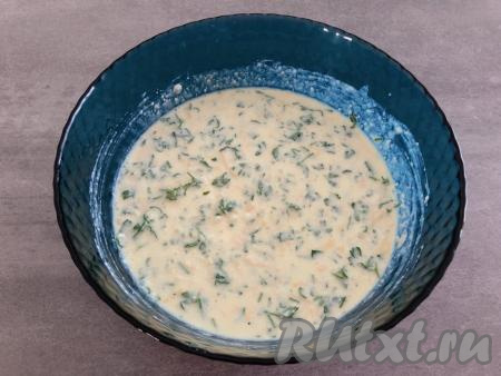 Петрушку моем, немного обсушиваем, мелко нарезаем, добавляем в творожно-сырную смесь, перемешиваем и начинка для пирога из лаваша готова.