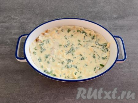 Пирог будем собирать слоями. Творожно-сырную начинку зрительно делим на 4 равных части (по количеству частей лаваша). Дно формы для выпечки смазываем растительным маслом, выкладываем первую часть лаваша, сверху выливаем одну часть творожно-сырной начинки и равномерно распределяем.&nbsp;