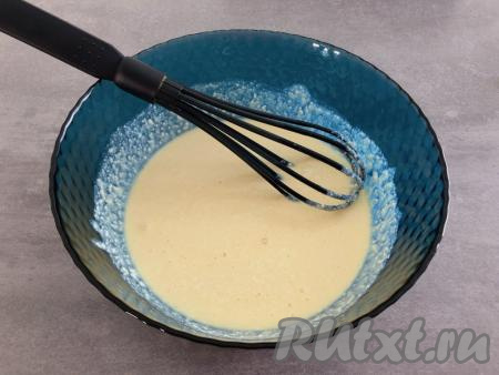 Затем в яичную смесь кладём творог и снова перемешиваем венчиком.