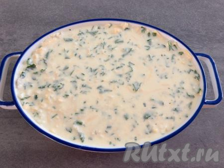 Затем выкладываем следующую часть лаваша, равномерно покрываем ещё одной частью творожно-сырной начинки. Таким образом, чередуя, формируем пирог из оставшихся частей лаваша и начинки, последним слоем будет начинка. 