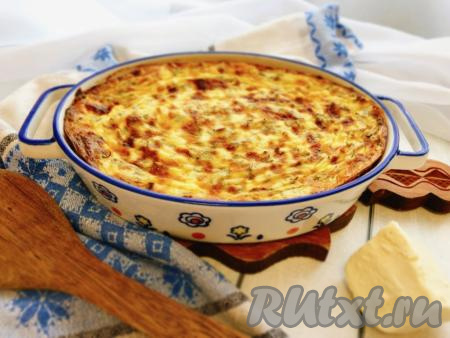 Ставим форму с пирогом из лаваша с сыром и творогом в разогретую духовку и запекаем минут 30 при температуре 180 градусов (до золотистой корочки). После этого достаём форму из духовки. Даём вкусному, аппетитному пирогу немного остыть и можно подавать к столу.