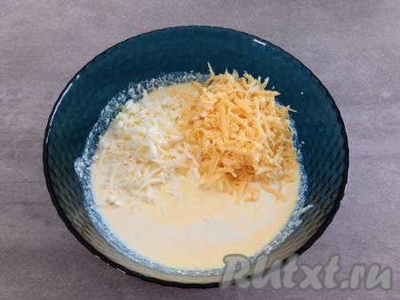 В творожно-яичную смесь вливаем молоко и добавляем сыр, предварительно натёртый на крупной тёрке, перемешиваем ложкой творожно-сырную смесь. Сыр можно взять любой, в этот раз я взяла два вида сыра - 100 грамм голландского и 100 грамм адыгейского.
