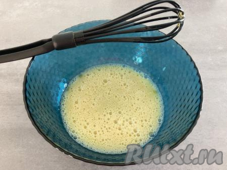 В первую очередь приготовим начинку для пирога, для этого в глубокую миску разбиваем яйца, добавляем соль (у меня сыр был достаточно солёный, поэтому я добавила щепотку соли) и взбиваем венчиком в пену (буквально в течение 1 минуты).