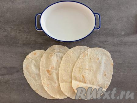 Лаваш разрезаем на 4 равных части, с помощью ножниц придаём частям лаваша форму и размер, соответствующие форме и размеру формы для выпечки, в которой вы будете готовить пирог. Я готовила в овальной форме размером 18х23 сантиметра, поэтому частям лаваша придала форму овала соответствующего размера.&nbsp;