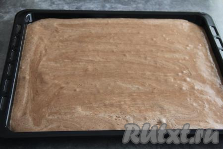 Противень (у меня противень размером&nbsp;40 на 50 сантиметров) застелить пергаментом, выложить тесто, равномерно распределить его и отправить в разогретую духовку. Выпекать корж минут 15 при температуре 180 градусов. Готовность проверить, проколов корж сухой зубочисткой (если зубочистка после прокалывания коржа остаётся сухой, значит выпечка уже готова).