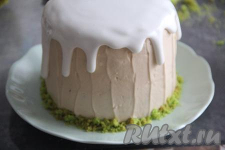 На следующий день выровнять&nbsp;бока торта оставшимся кремом и полить глазурью. В качестве глазури для торта "Пасхальный кулич" я приготовила домашнюю глазурь на желатине. Если не хочется возиться, то можно растопить белый шоколад и покрыть им верх торта. Для приготовления глазури на желатине нужно соединить в сотейнике сахар и 15 миллилитров воды, довести до кипения, проварить сироп 1-2 минуты, помешивая (до полного растворения сахара). В небольшой ёмкости соединить желатин и 15 миллилитров холодной воды, перемешать и оставить на 5-7 минут (до набухания желатина). Затем снять горячий сироп, дать немного остыть, после этого добавить в него набухший желатин и взбить миксером получившуюся глазурь в течение 5 минут. Глазурь станет белой и блестящей. Немного остудить глазурь и, как только она начнёт загустевать, аккуратно вылить поверх торта, сделать подтёки.