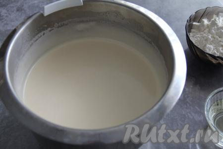 Взбить яйца с сахаром с помощью миксера в течение 5-7 минут (до получения светлой и воздушной яичной массы).