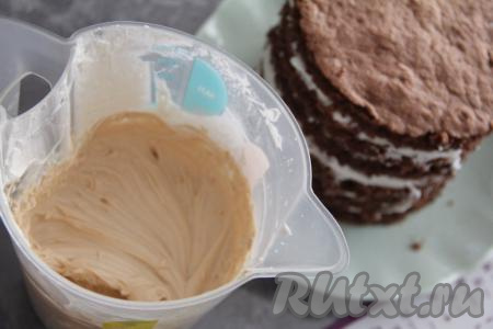 После того как мы собрали торт, у нас ещё останется достаточно крема. В оставшийся крем можно добавить 1 столовую ложку варёной сгущёнки и взбить миксером до однородности. У нас получится крем красивого кремового цвета.