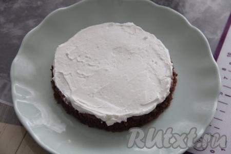 Собрать торт "Пасхальный кулич", для этого смазать все коржи творожно-сливочным кремом и выложить друг на друга. Коржи очень воздушные и не требуют дополнительной пропитки. Верхний корж кремом не смазывать.