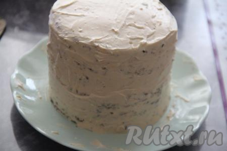 Смазать бока и верхний корж этим кремом и поставить в холодильник на ночь. Остатки крема убрать в холодильник, они потребуются для выравнивания торта.