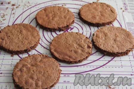 Готовый корж остудить, а затем вырезать 6 коржей диаметром 16 сантиметров. Удобно вырезать коржи нужного диаметра с помощью кулинарного кольца.