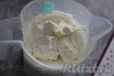 Для приготовления крема нужно на высоких оборотах миксера взбить охлаждённые сливки с сахарной пудрой до мягких пиков. Затем добавить творожный сыр и перемешать творожно-сливочный крем миксером до однородного состояния.