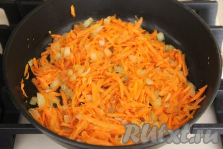 Обжаривать морковь с луком минут 5 (морковка должна стать достаточно мягкой), периодически перемешивая.