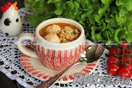 Разлить по тарелкам и подать вкусный, сытный суп с фрикадельками и булгуром к столу.